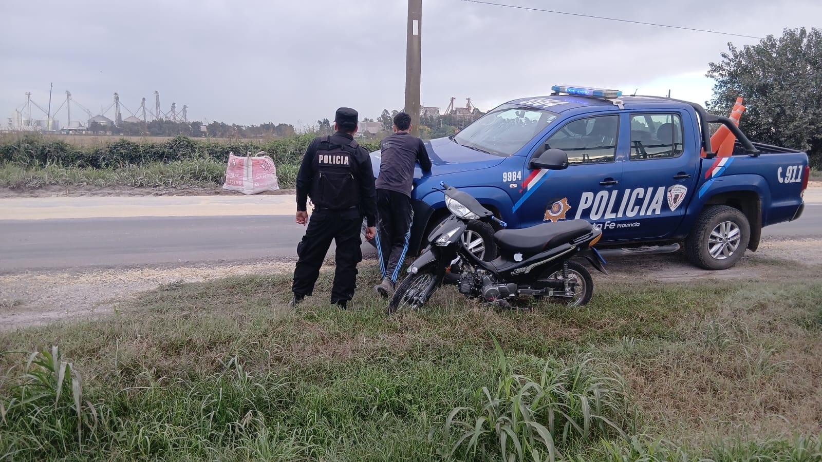 Eficaz operativo policial en Puerto General San Martín: secuestran 1.000 kilos de maíz y demoran a un joven