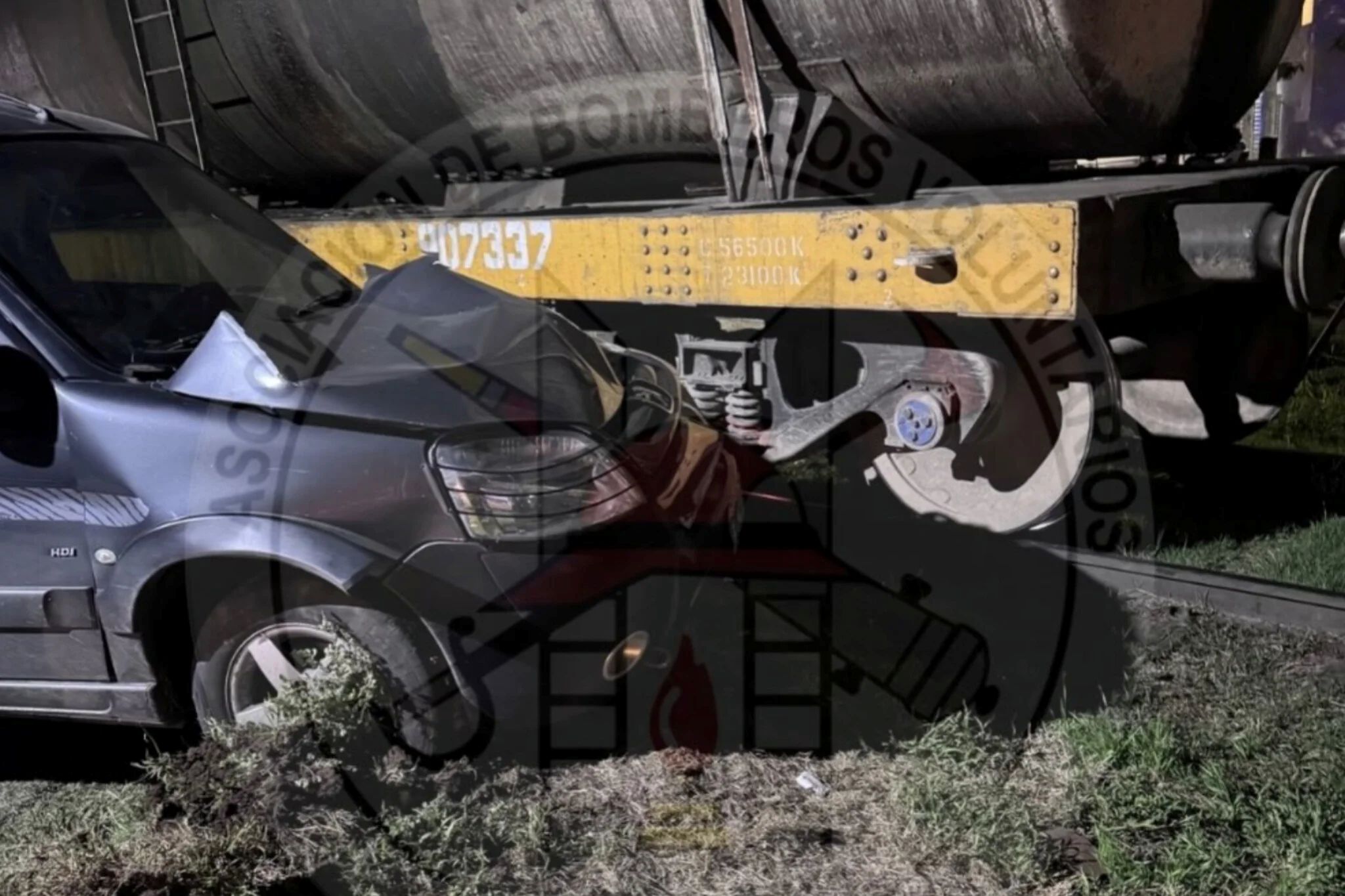 Un utilitario chocó contra un tren en San Lorenzo y hubo heridos leves