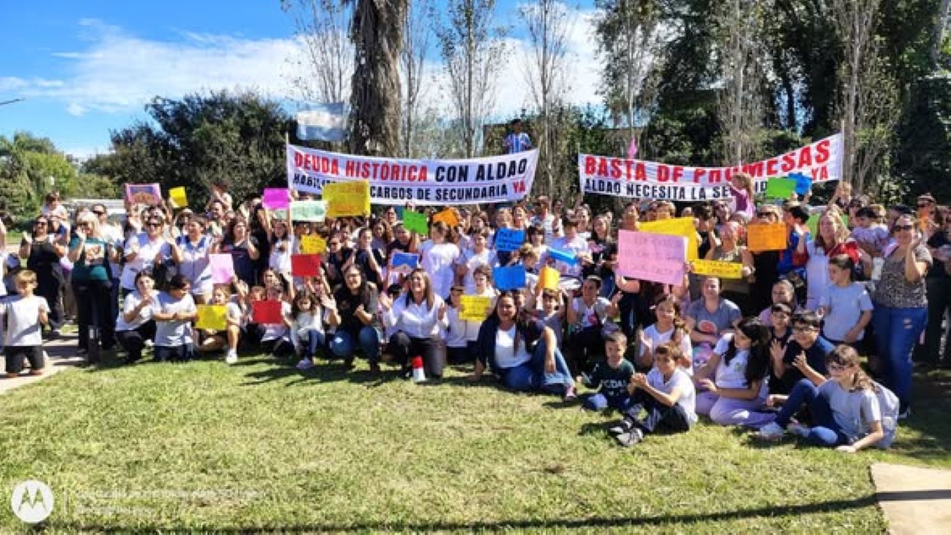 Aldao se movilizó con una multitud para reclamar la apertura de su primera escuela secundaria