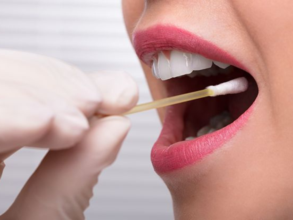 Personal de salud realizando un hisopado bucal para el registro de donantes de médula ósea en Santa Fe.