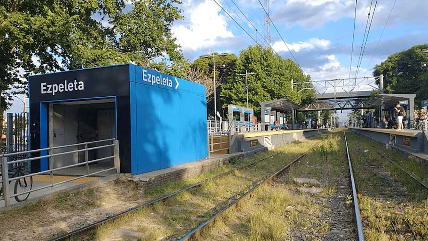 Impactante caso en Ezpeleta: una adolescente de 15 años dio a luz sola con ayuda de ChatGPT y su pareja simuló el abandono de la bebé