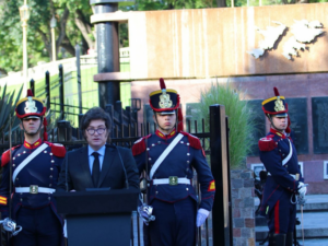 El presidente Javier Milei encabezando el acto oficial por el 2 de abril y anunciando el decreto para los veteranos de Malvinas.