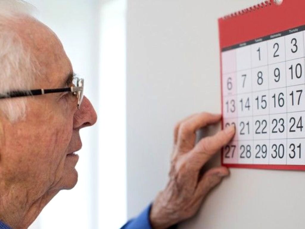 Jubilado consultando el calendario de pagos para las Jubilaciones ANSES mayo 2026.