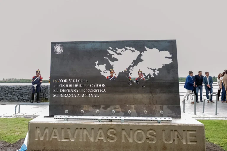 Gloria y honor: San Lorenzo inauguró un monumento en homenaje a los héroes de Malvinas