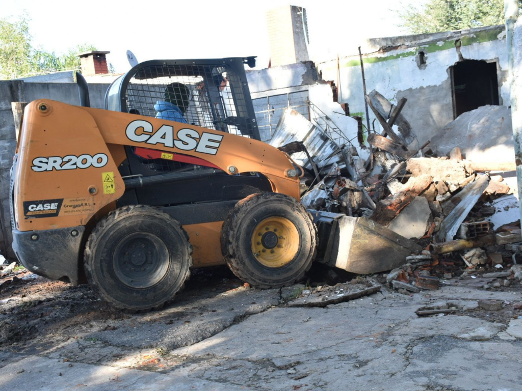 Excavadora demoliendo un búnker de drogas en el barrio San Sebastián de Puerto General San Martín, Santa Fe