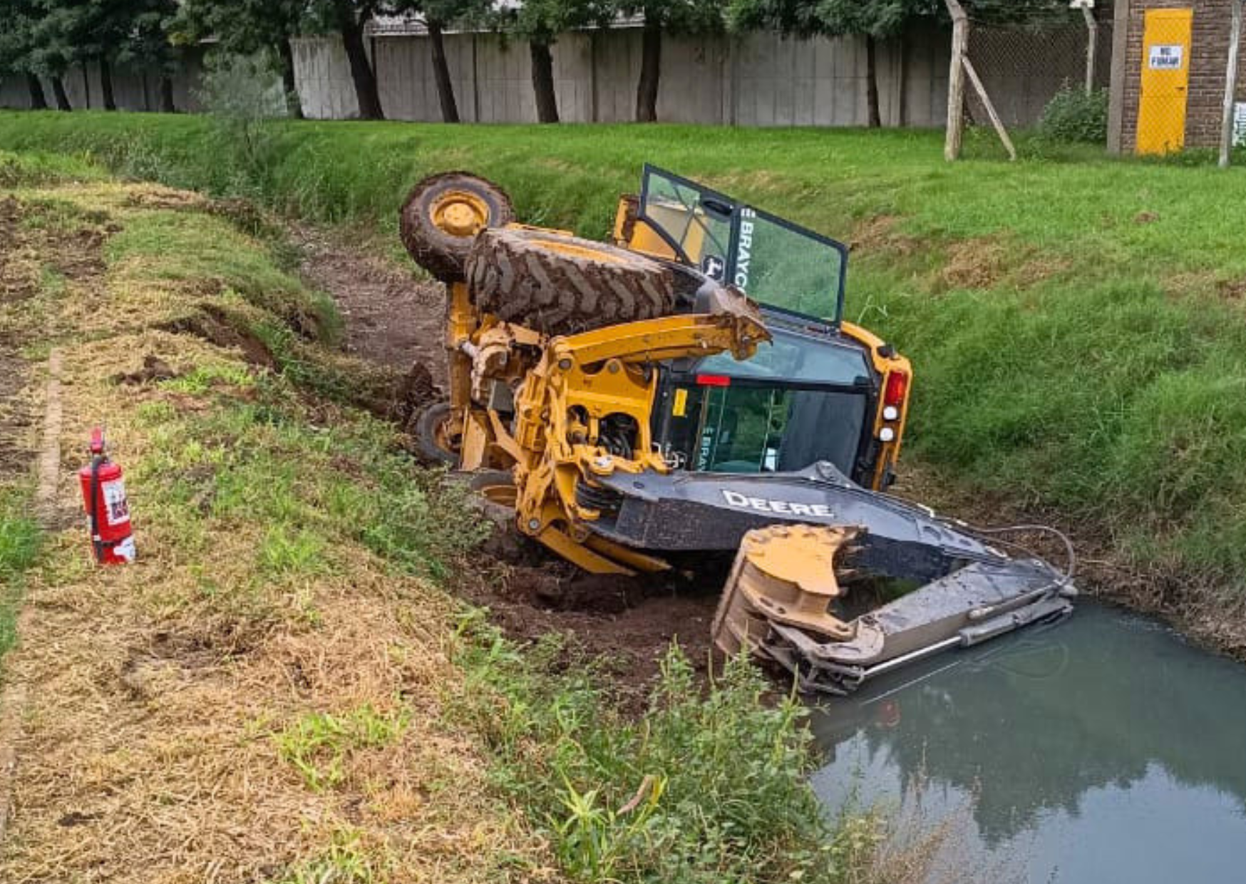 Retroexcavadora volcó en la curva de Vicentin: rescataron al conductor con lesiones leves