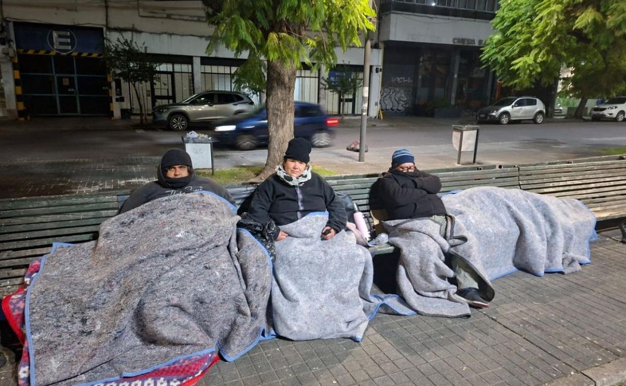 "No queremos que llegue la noche": la desgarradora historia de una familia que perdió todo y vive en una plaza de Rosario
