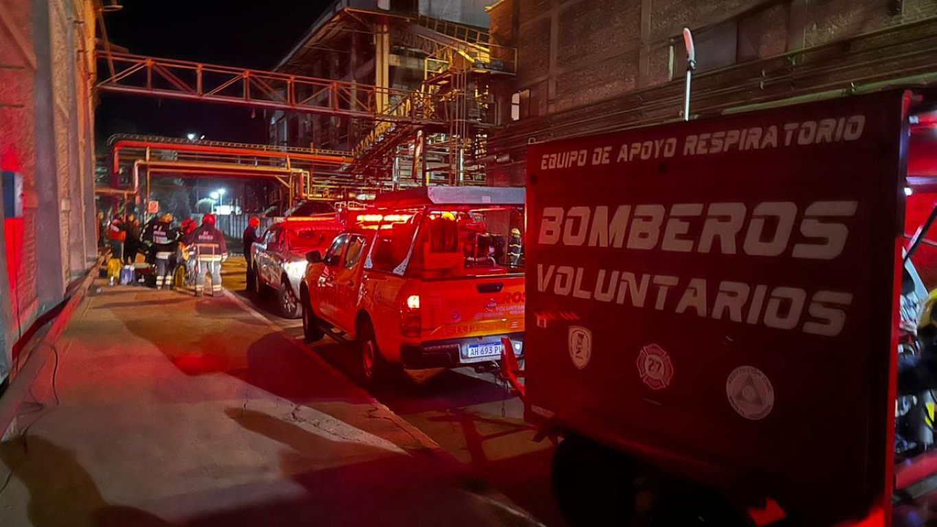 Incendio en planta de girasol de Vicentin: la empresa suspende la recepción del cereal y bomberos de Ricardone señalan que el foco está apagado