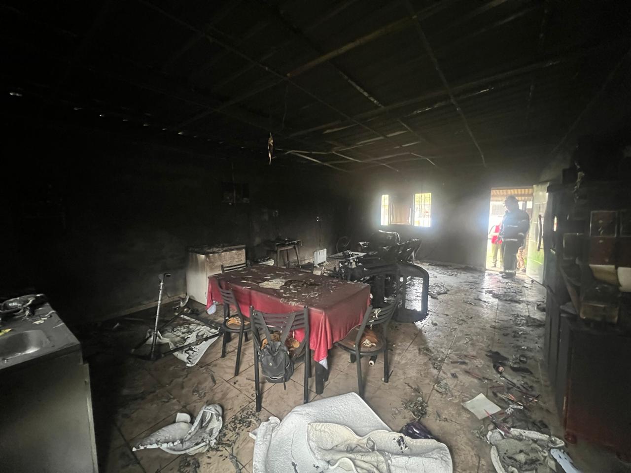 Incendio en vivienda de Rivadavia al 1300: vecinos sofocaron las llamas antes del arribo de los bomberos