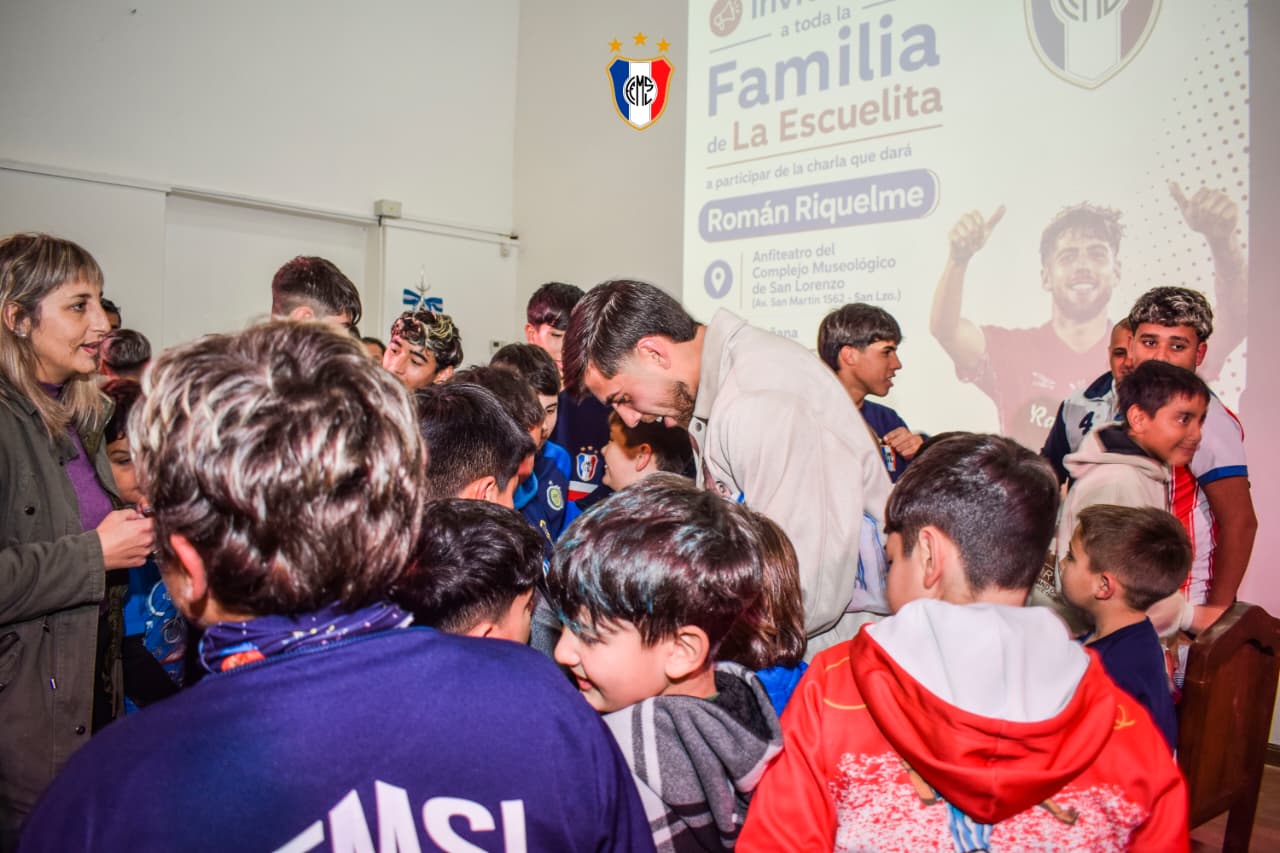 Román Riquelme fue homenajeado en San Lorenzo y compartió una charla con jóvenes futbolistas