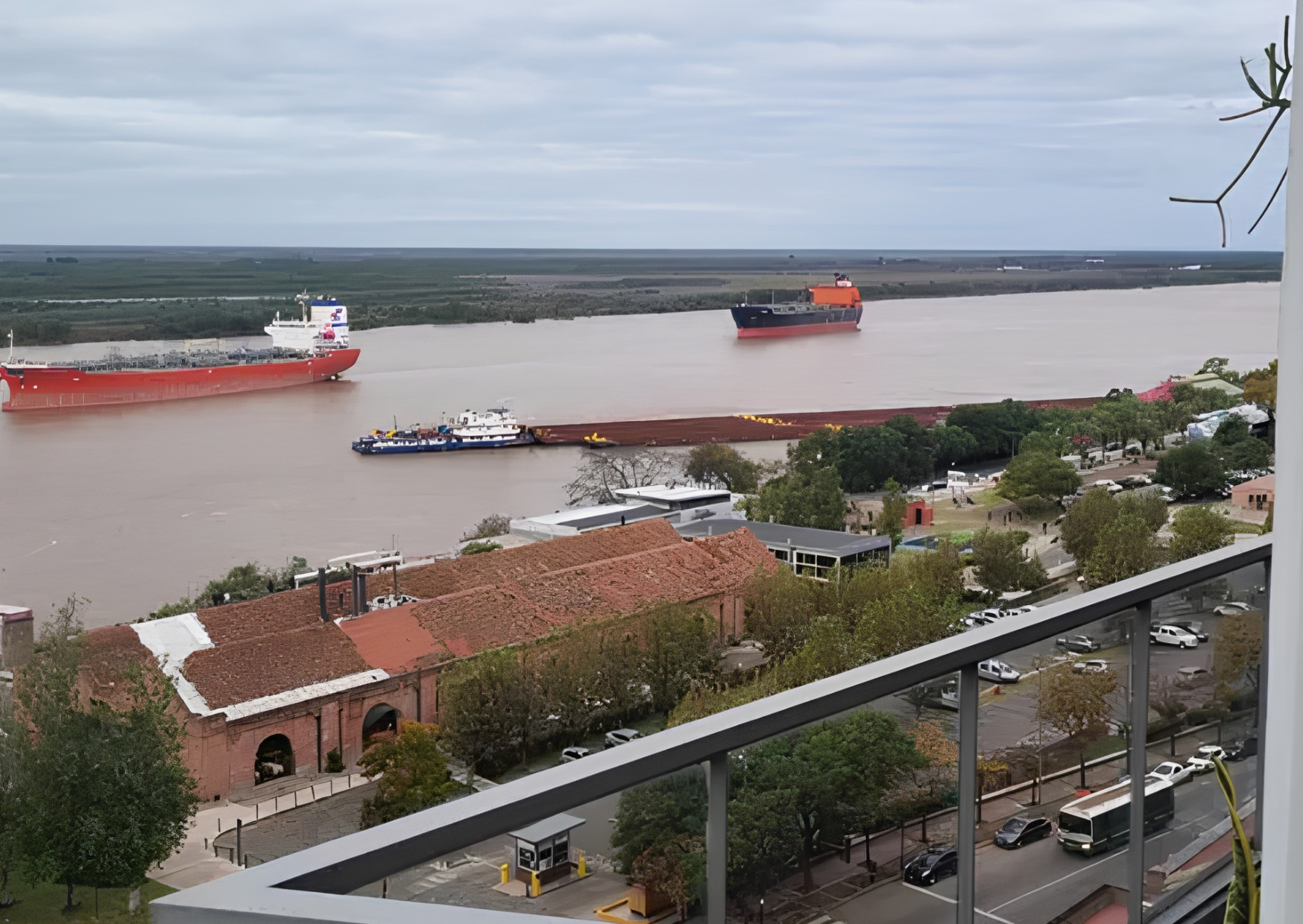 Impactante choque de embarcaciones en el Paraná frente a Rosario: un convoy con mineral de hierro embistió a un buque tanque