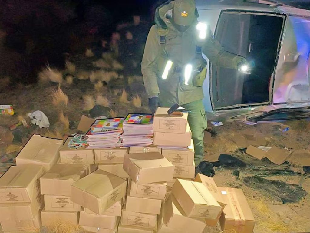 Estaba borracho, volcó tras esquivar un control y descubrieron un cargamento millonario de figuritas del Mundial 2026