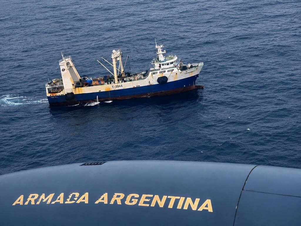 Operación de vigilancia de la Armada Argentina sobre un buque pesquero en el Mar Argentino.