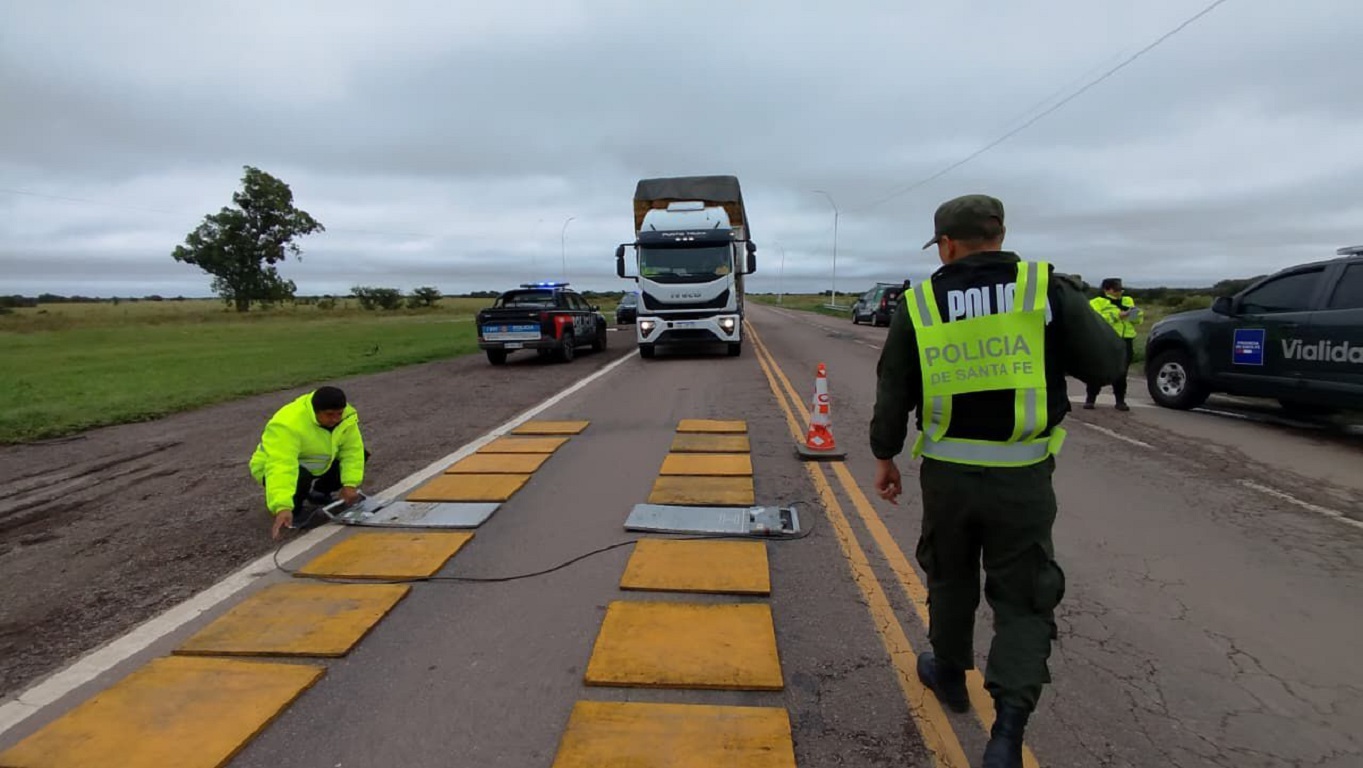 Más de mil toneladas de exceso: Santa Fe endurece controles a camiones para frenar el deterioro de las rutas