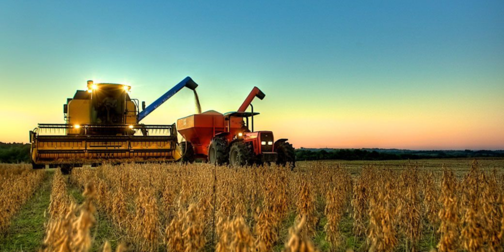 Una cosechadora trabajando en un campo de maíz durante la campaña 2026, representando el crecimiento de las exportaciones del sector agropecuario en Argentina.