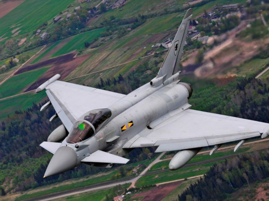 Avión de combate Eurofighter Typhoon de la Real Fuerza Aérea británica (RAF) en maniobras de defensa aérea.
