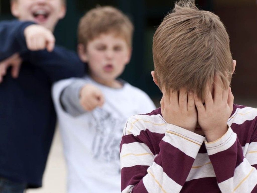 Niño sufriendo acoso escolar en el Día mundial de la lucha contra el Bullying.
