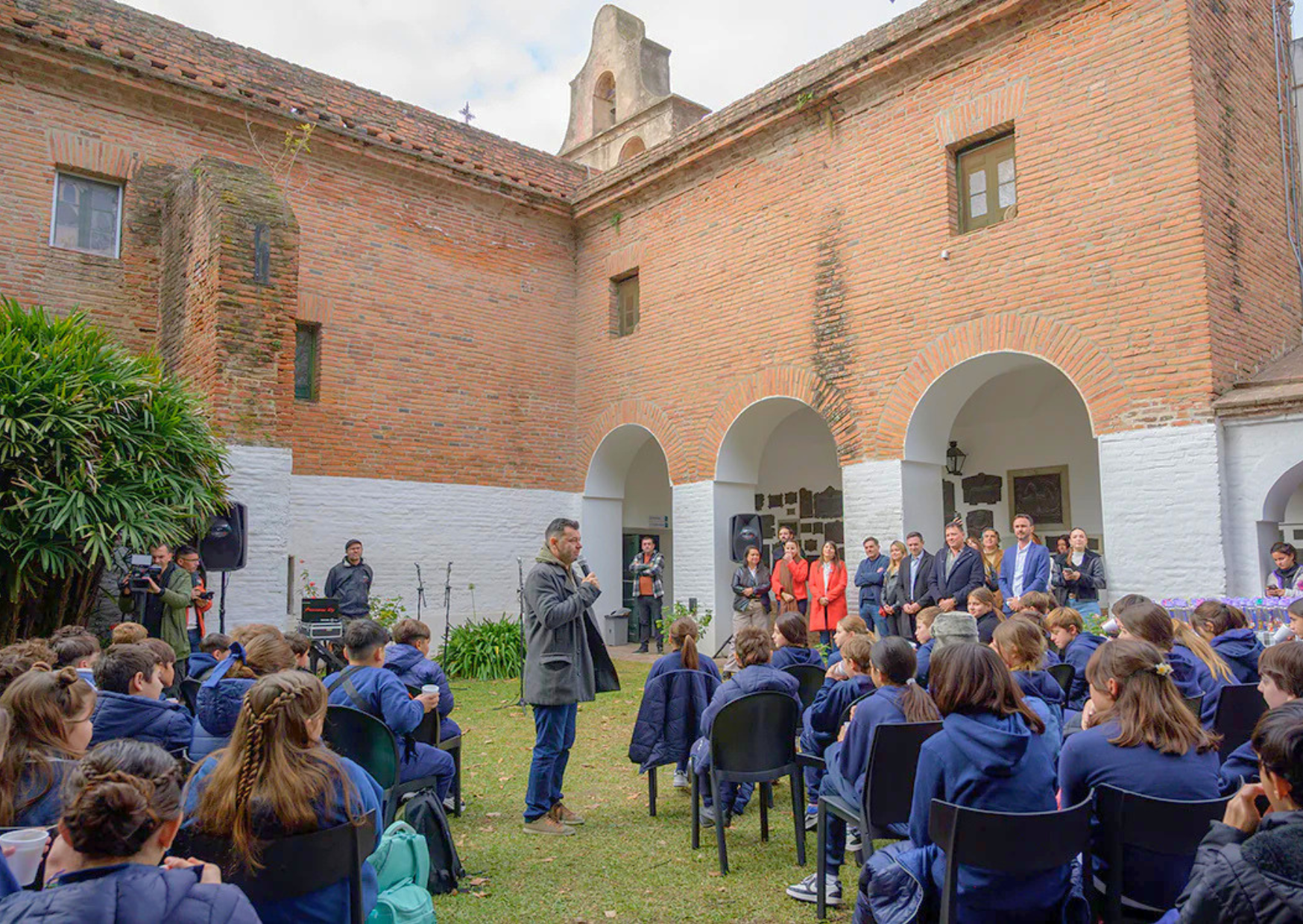 Raimundo distinguió a los estudiantes que impactaron al mundo con una emocionante canción