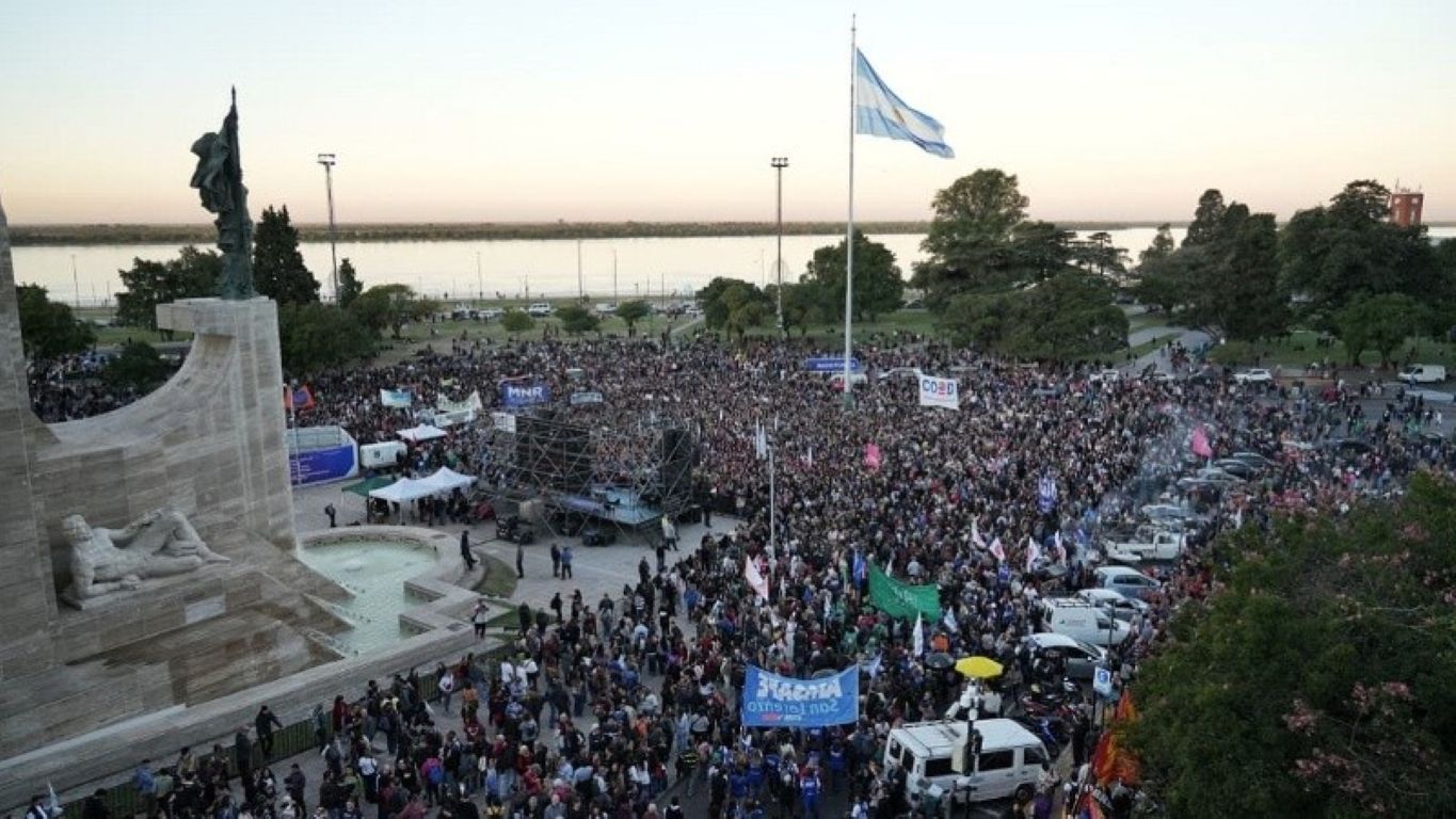 Multitudinaria marcha universitaria en Rosario: miles reclamaron presupuesto y cumplimiento de la ley de financiamiento