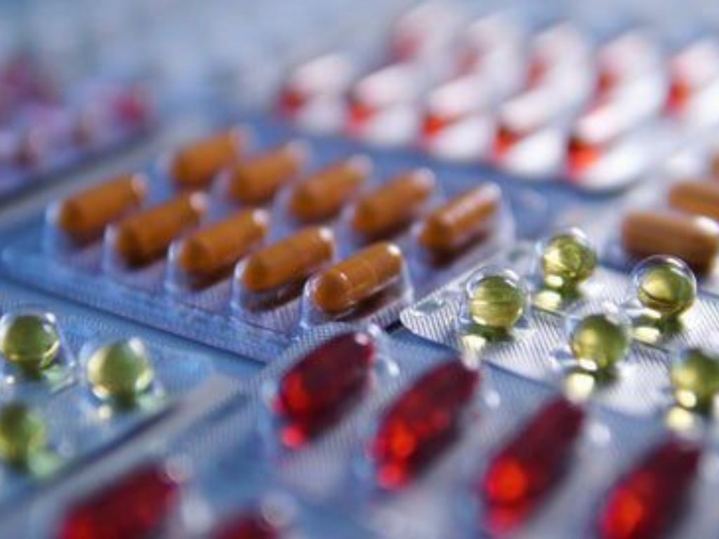 Caja de medicamentos y remedios bajo control de medidas sanitarias de la ANMAT