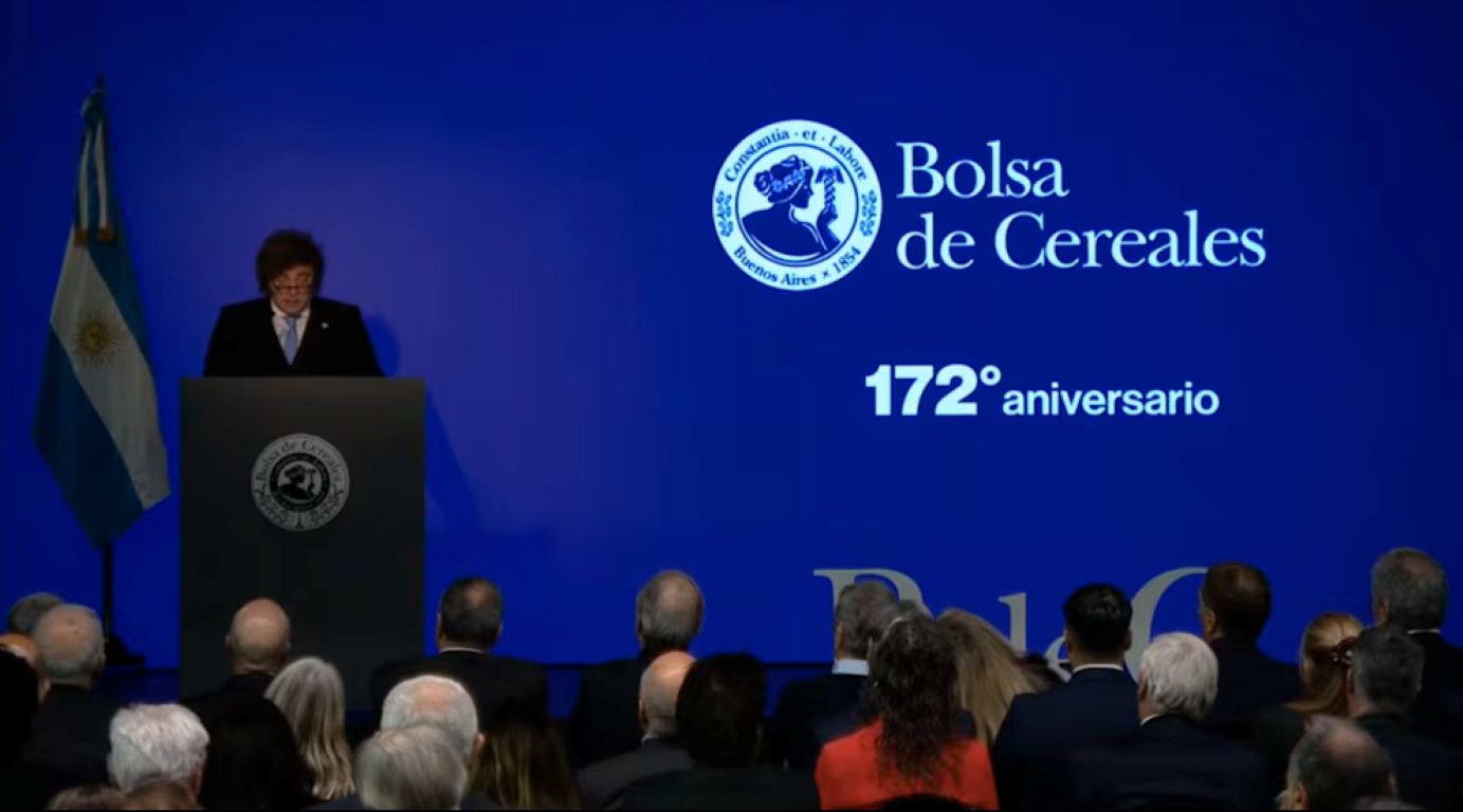 Milei anunció una reducción de retenciones para trigo, cebada y soja durante el aniversario de la Bolsa de Cereales y la CIARA celebró la decisión