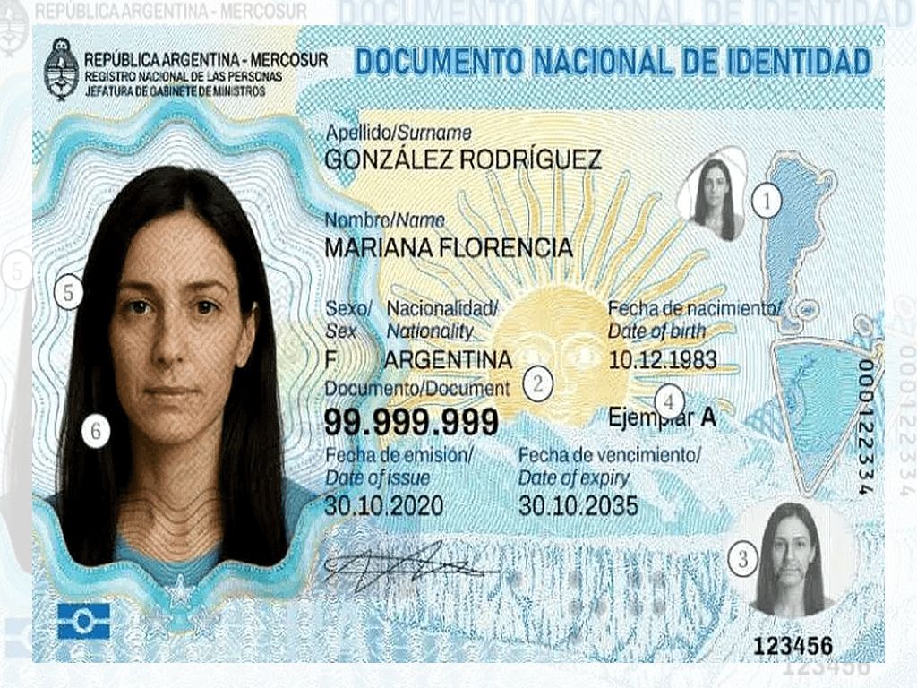 Tarjeta del nuevo DNI electrónico con chip de seguridad del Renaper.