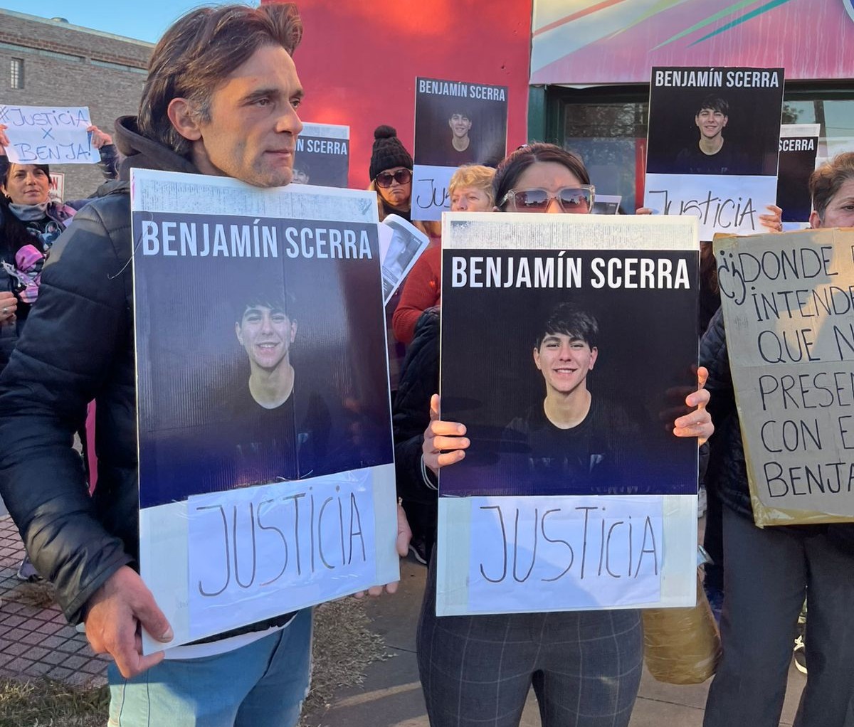 Multitudinaria marcha en Baigorria: padres de Benjamín exigen justicia y la captura del prófugo Alexis Hereñú