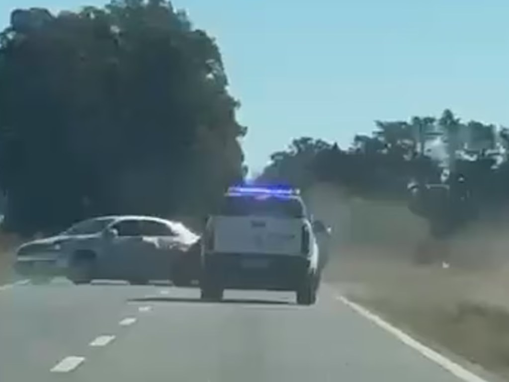 gente policial interceptando vehículo tras persecución en la Ruta 65, Junín