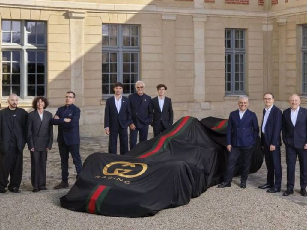 Franco Colapinto junto al equipo en la presentación de Alpine y Gucci 2027.