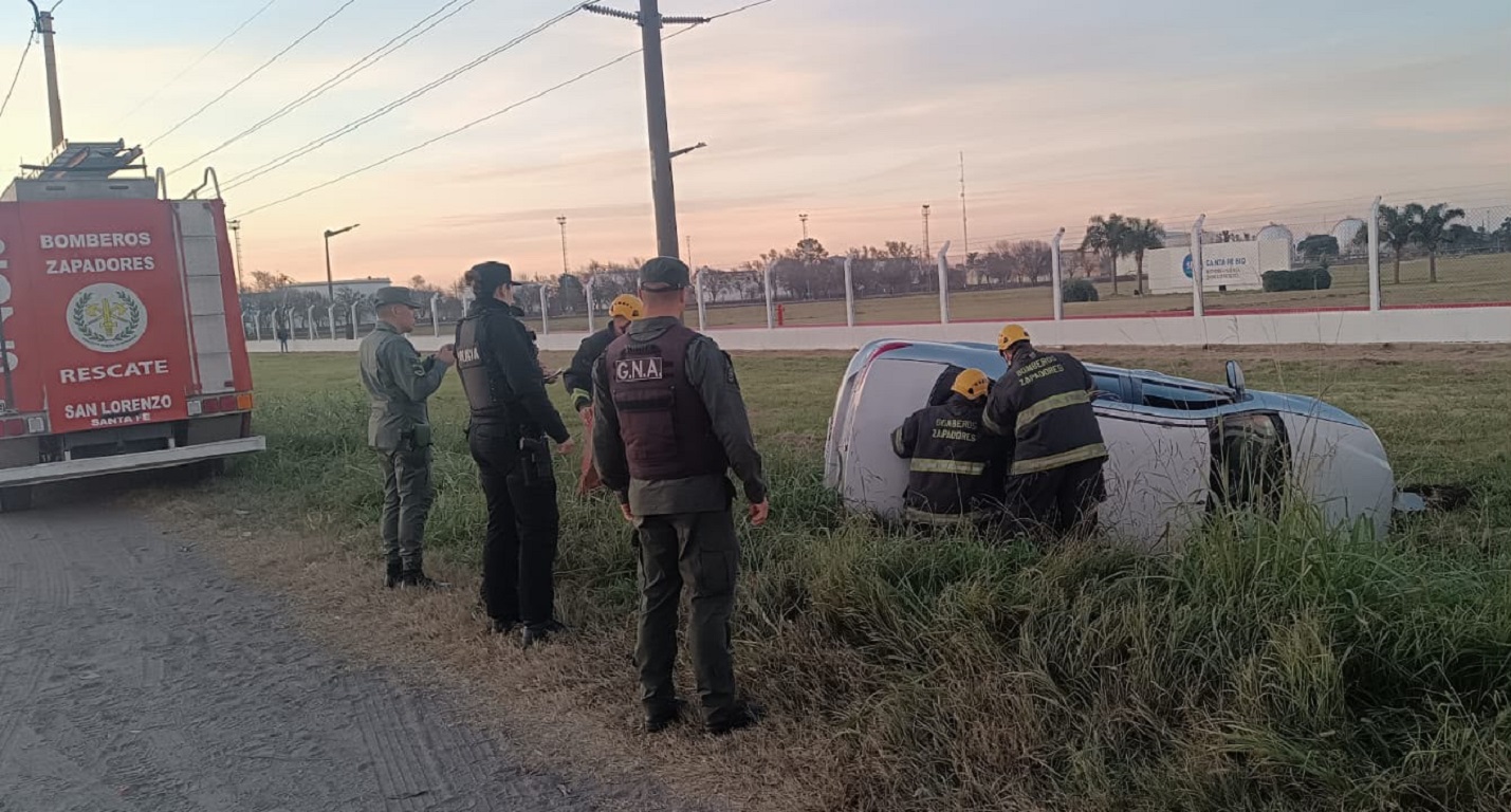Despiste y vuelco en la Ruta 11 frente a la Destilería San Lorenzo: rescataron a una conductora atrapada