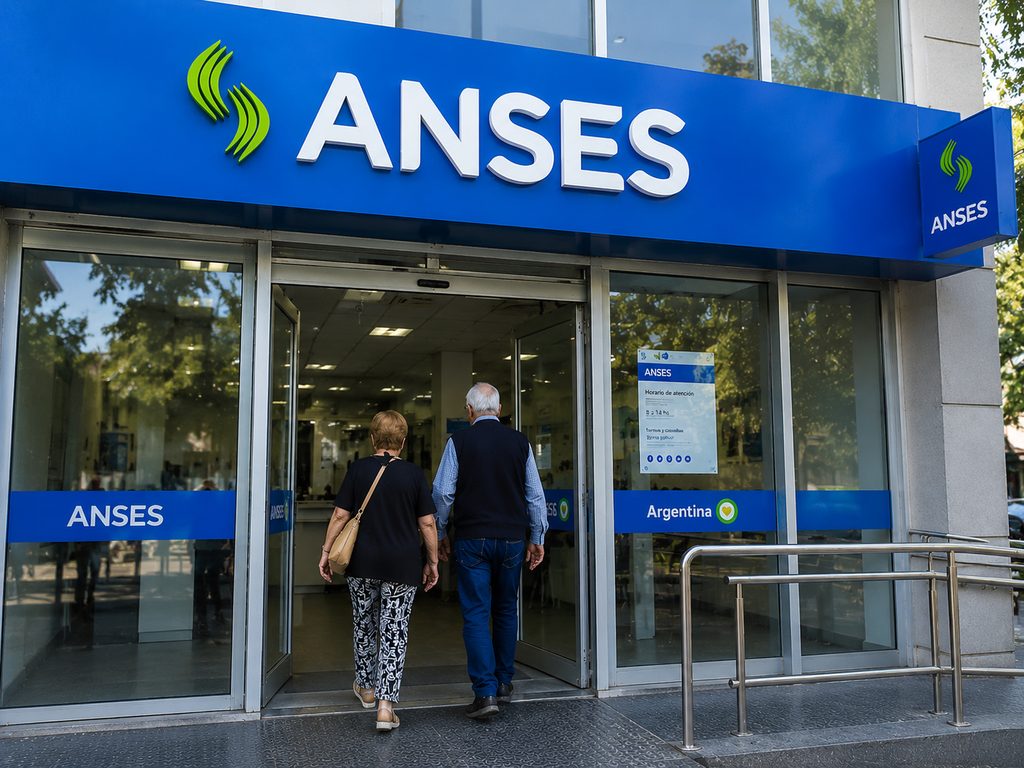 Jubilados ingresan a una oficina de ANSES para consultar el calendario de pagos de julio 2026.