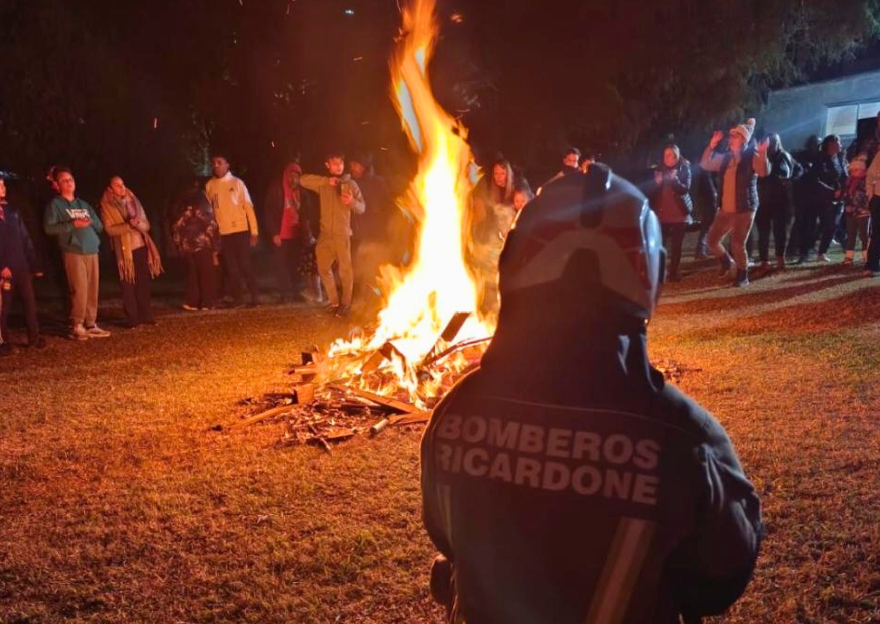 Tradición y prevención: la quema del muñeco en Ricardone contó con cobertura de Bomberos Voluntarios