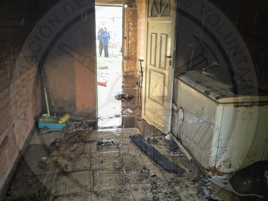 Incendio en San Lorenzo: el fuego destruyó un dormitorio en Ayohuma 300