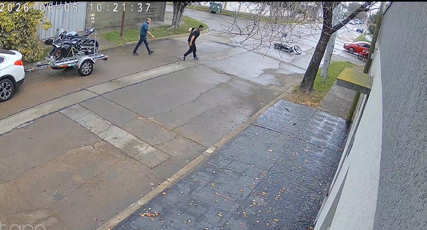 El abandono que no fue: un video completo muestra que tras un accidente, el conductor del otro vehículo asistió a la víctima