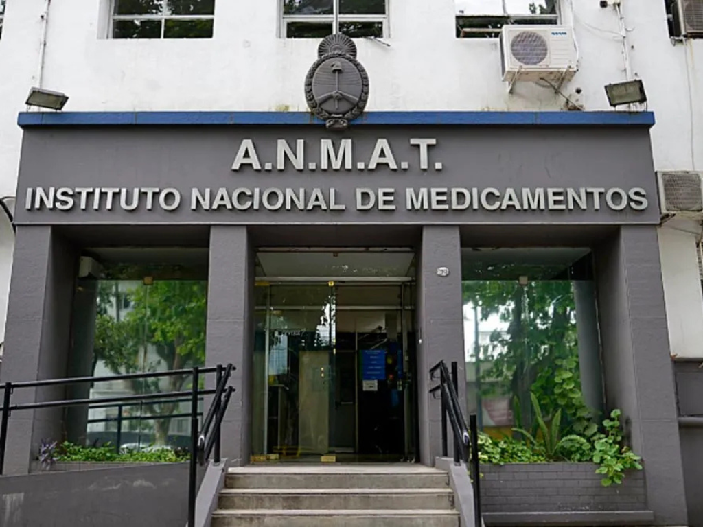 Sede de ANMAT, organismo que prohibió productos médicos por falta de registro sanitario y presunta falsificación.