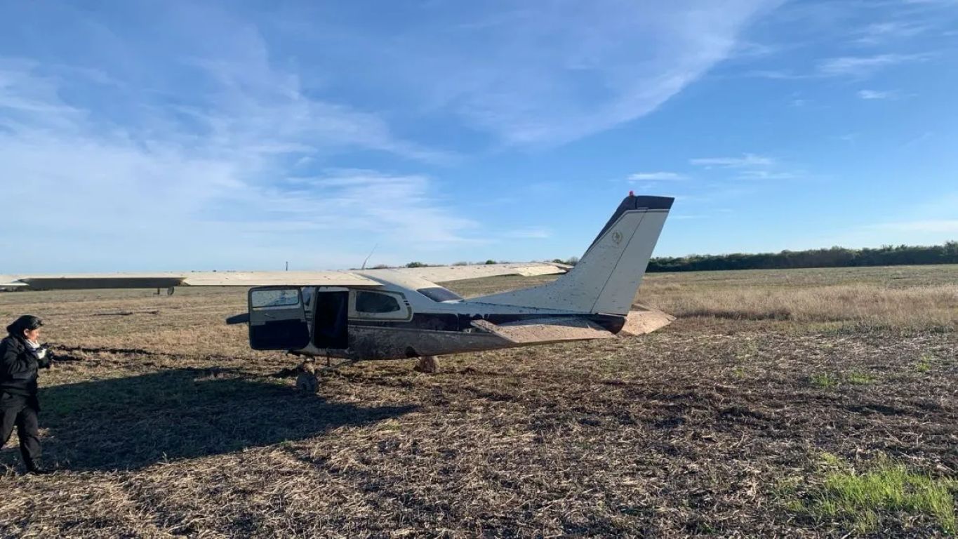 Misterio en Santa Fe: hallan una avioneta abandonada en un campo sin drogas ni armas y buscan a dos vehículos que huyeron del lugar