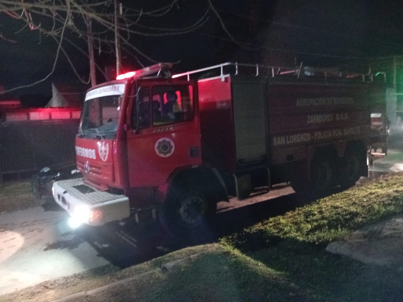 Vivienda afectada por incendio en Fray Luis Beltrán tras la intervención de vecinos y bomberos