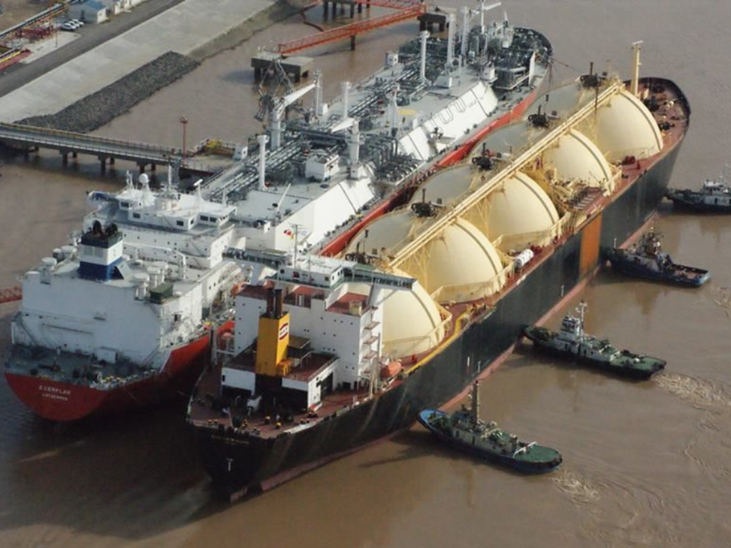 Buque de transporte energético en una terminal portuaria mientras los mercados siguen la caída del petróleo