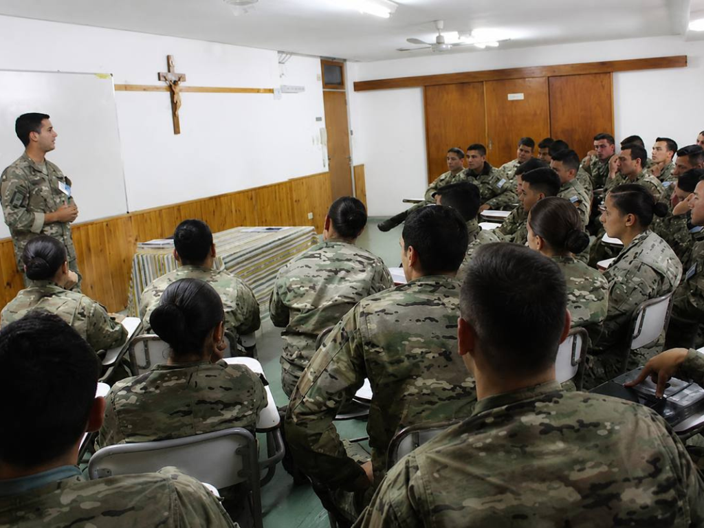 Militar con título superior beneficiado por el nuevo suplemento salarial de las Fuerzas Armadas