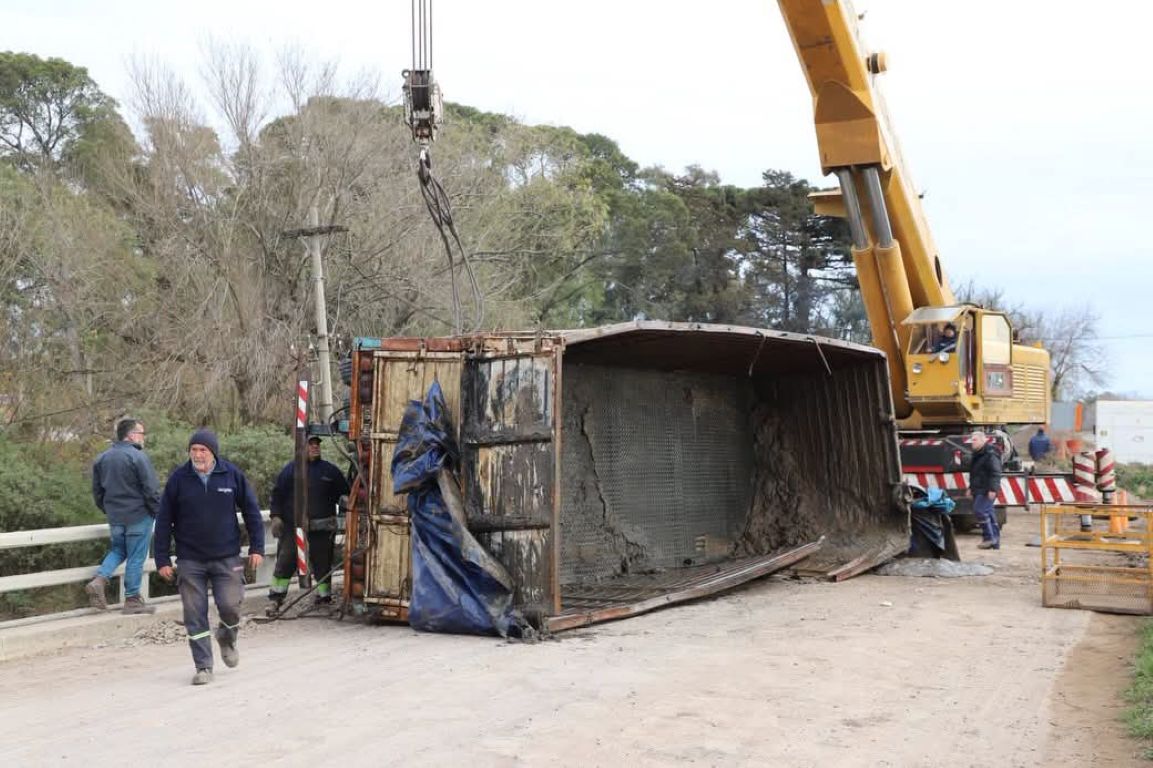 Rescate de alto riesgo: buzos tácticos y una grúa extraen un acoplado sumergido en el río Carcarañá para salvar los pilotes del puente
