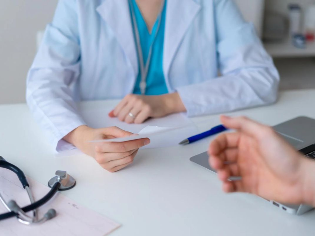 Médico revisa documentación vinculada al sistema de cuota transparente en prepagas