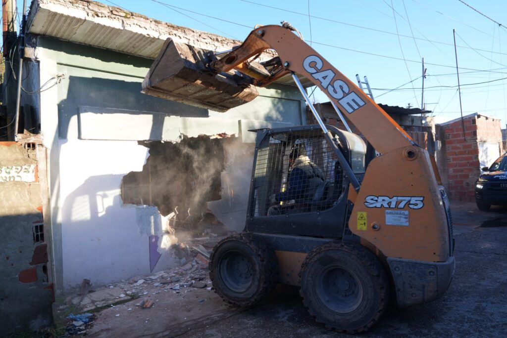 Derribo de búnkeres en Rosario durante un operativo contra el microtráfico