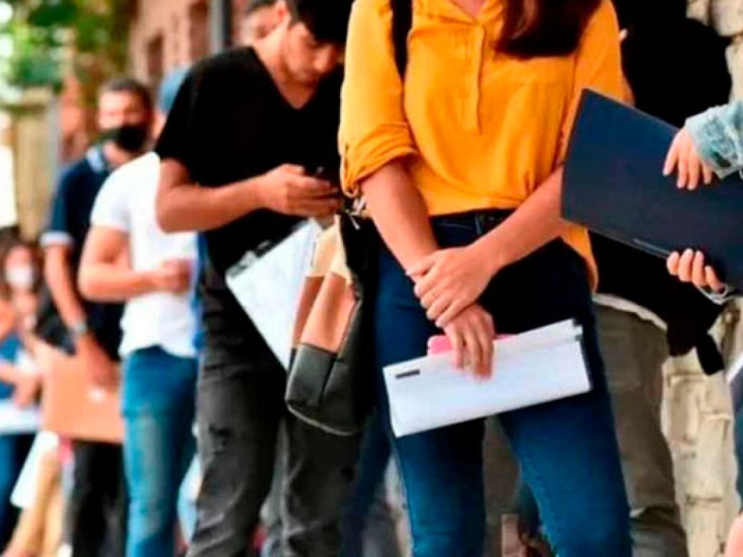 Trabajadores y personas en búsqueda de empleo en Rosario tras el informe de desocupación del Indec