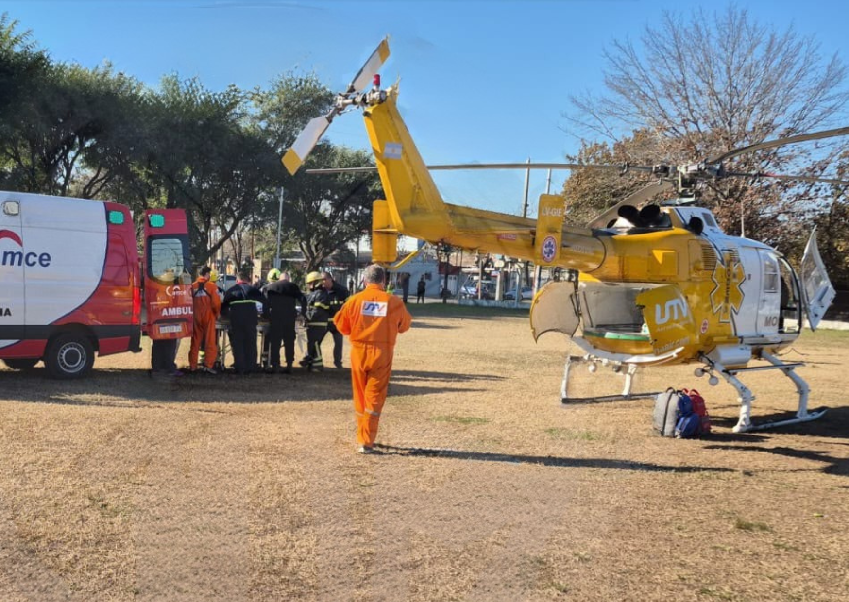 Código Rojo: trasladaron en helicóptero sanitario a un motociclista tras un grave choque con un camión