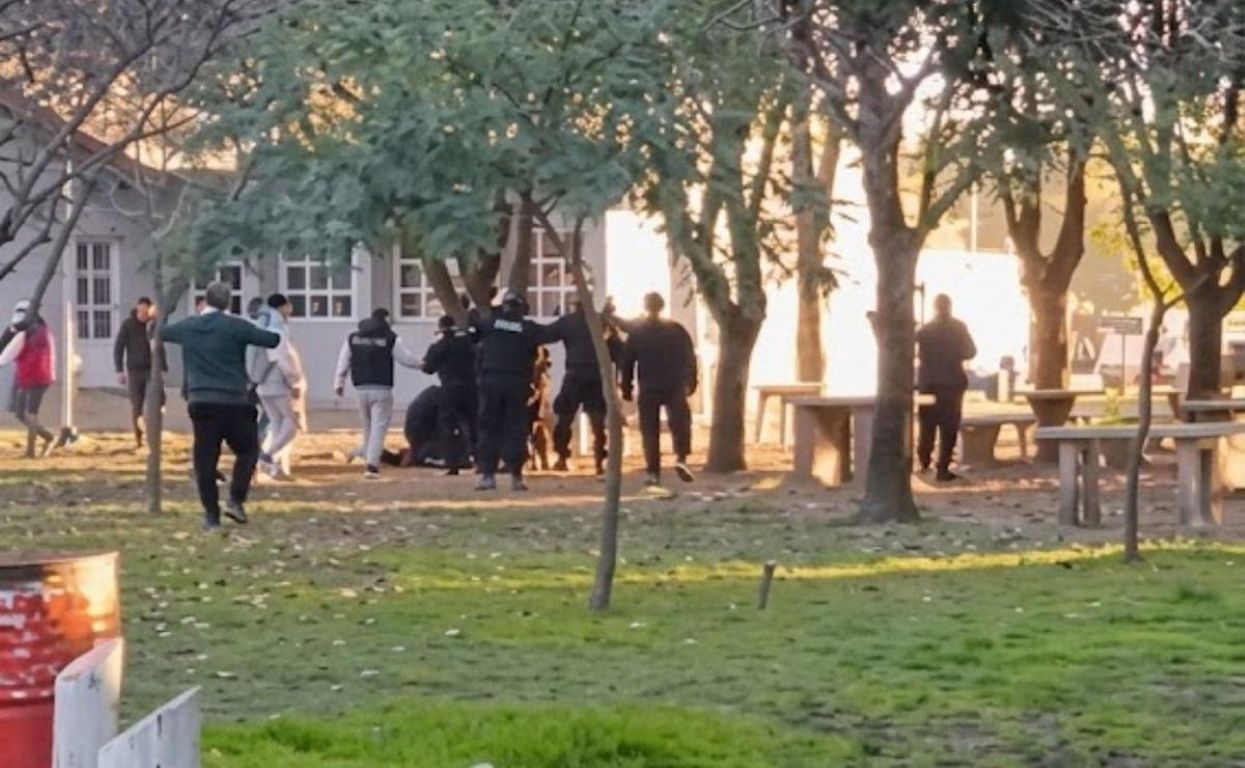 Detuvieron a dos personas por el policía gravemente herido durante el partido de fútbol