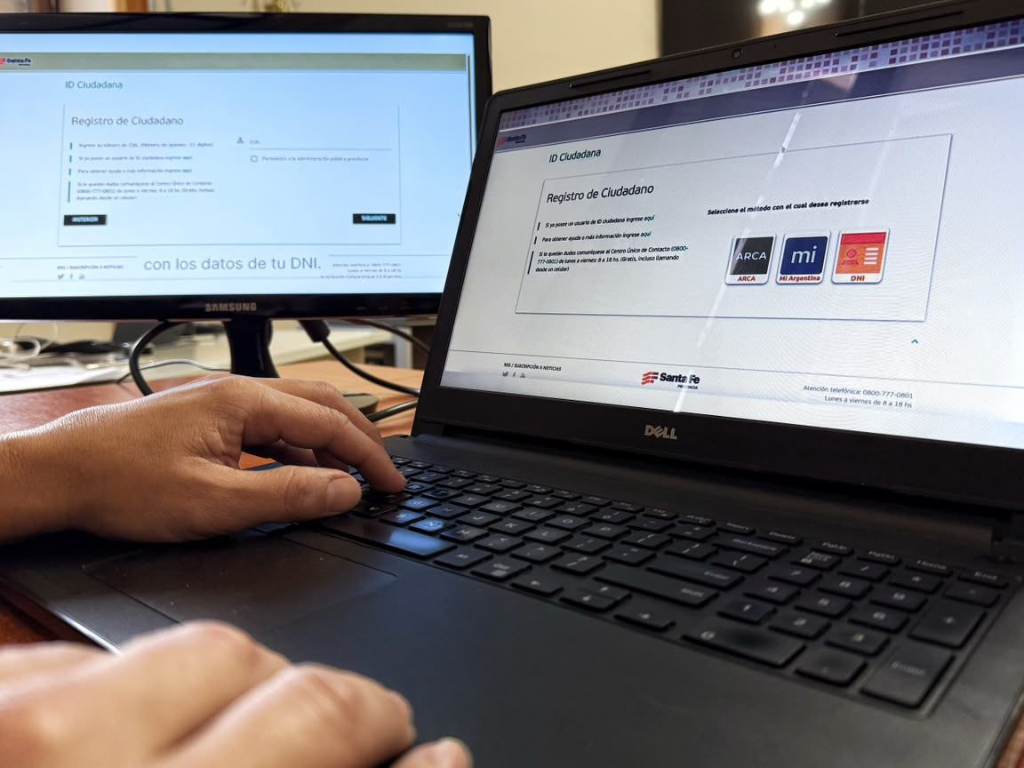 Persona realizando trámites digitales con la ID Ciudadana en Santa Fe
