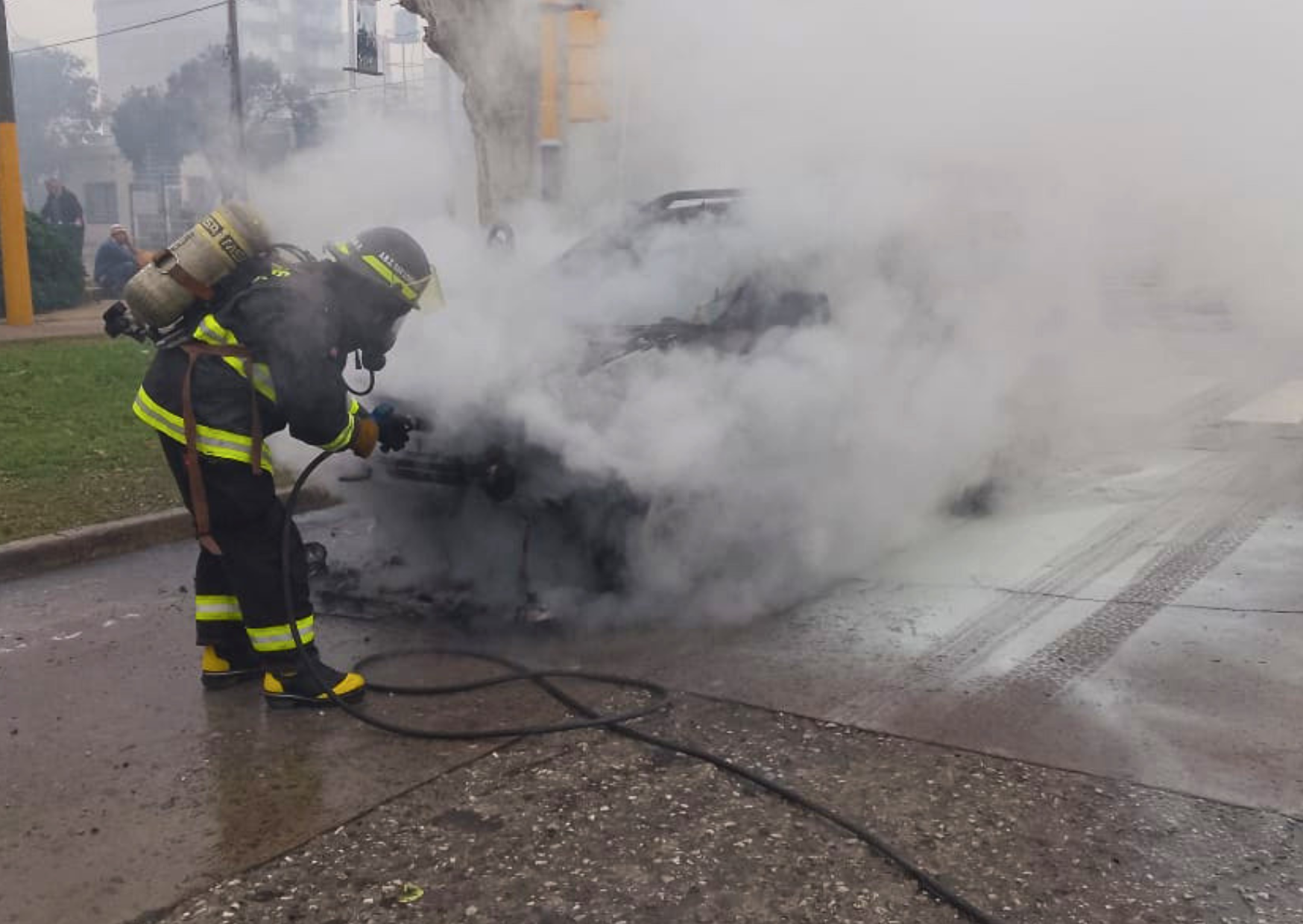 Susto en San Lorenzo: se incendió una Ford Ecosport con GNC en la esquina de Urquiza y Dorrego