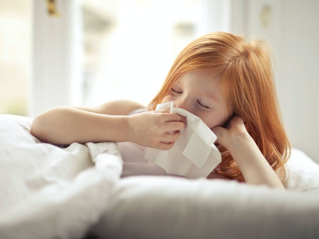 Niña con síntomas respiratorios durante el aumento de las internaciones por gripe A en Santa Fe