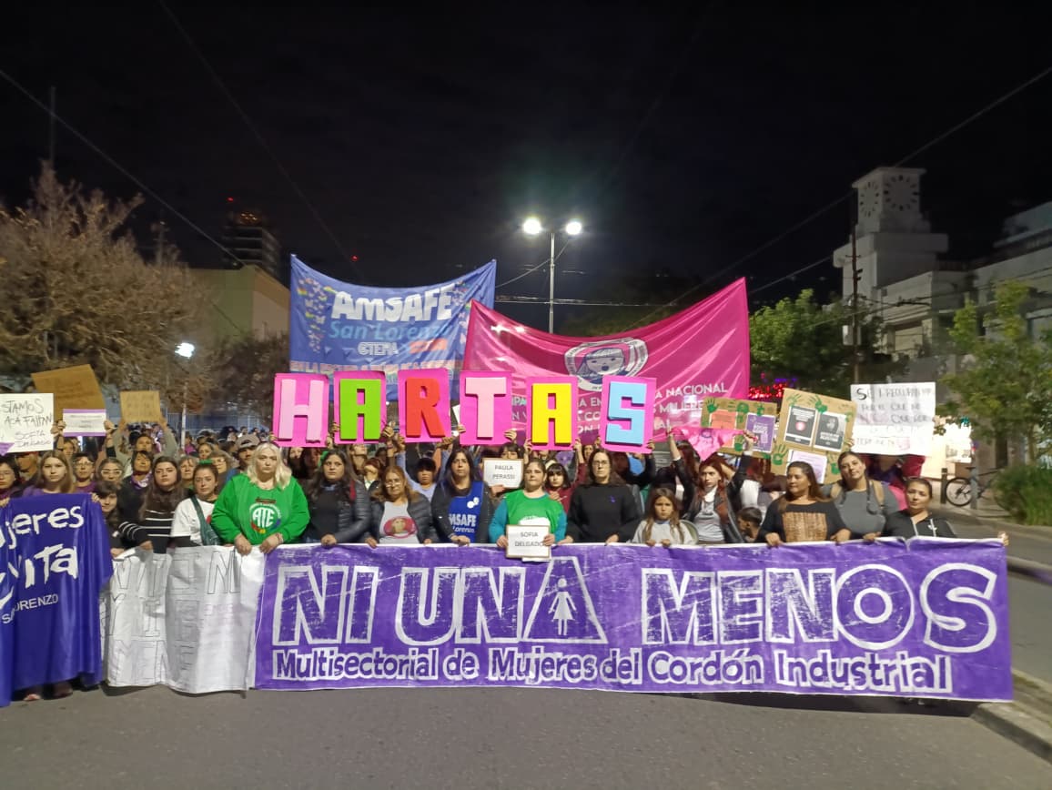 Intervenciones artísticas y radio abierta durante la movilización por los 11 años Ni Una Menos en San Lorenzo.