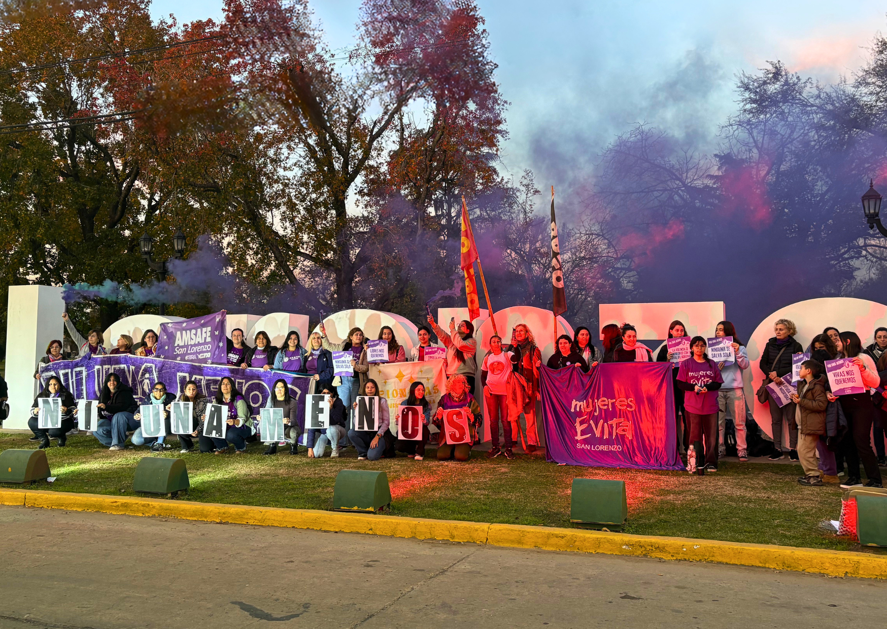 Colectivos feministas participando en la marcha de Ni Una Menos san lorenzo